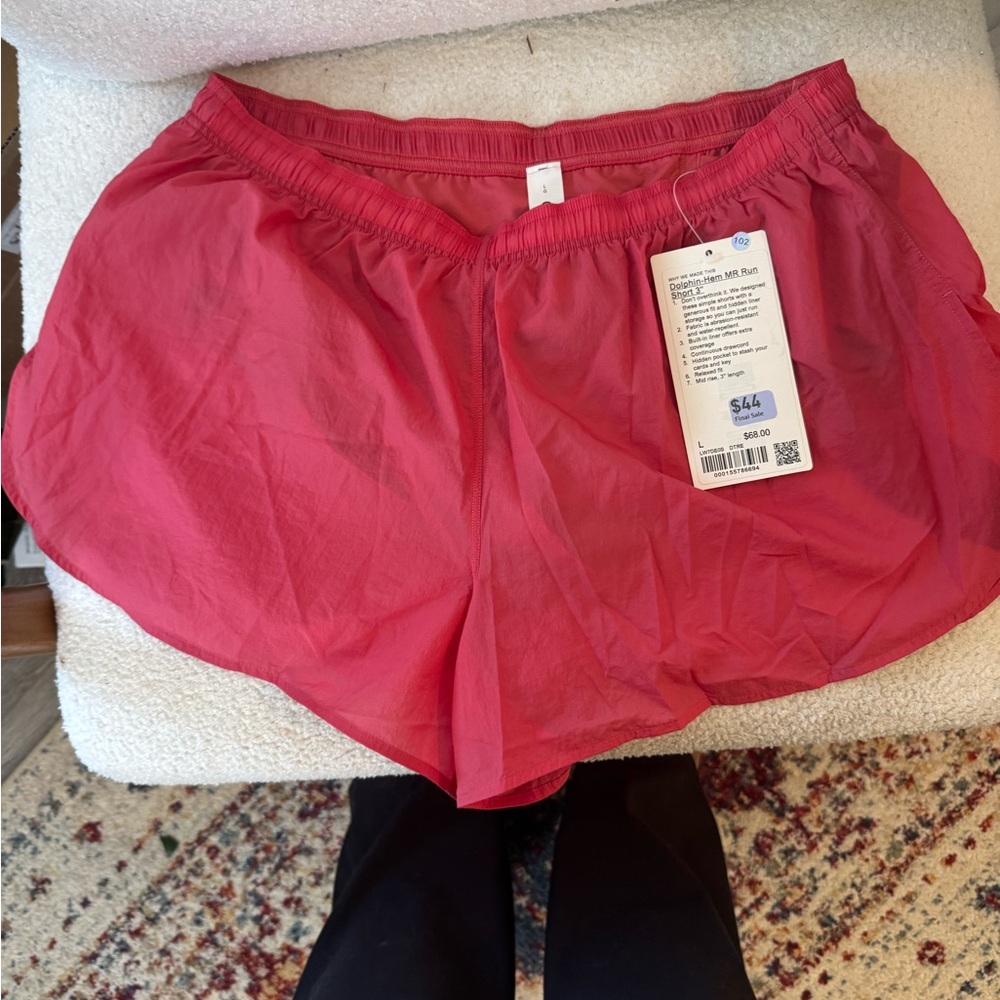 Lululemon Dolphin-Hem MR Run Short 3” – Size L